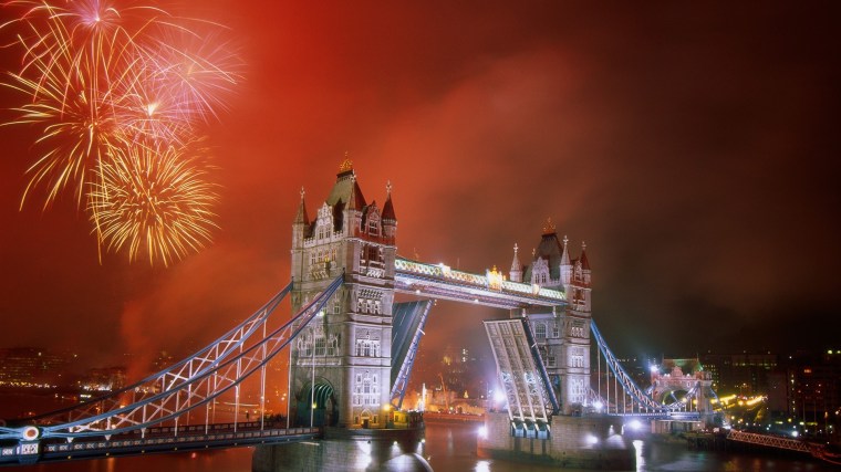 england-sky-bridge-fireworks-2017-new-years-eve